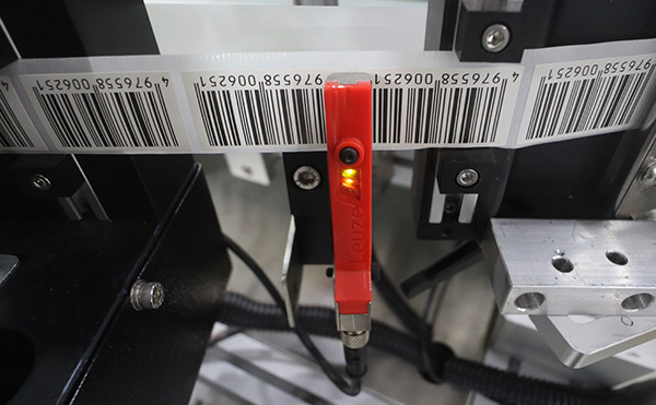 保護(hù)膜雙面貼標(biāo)機(jī),雙面貼標(biāo)機(jī),貼標(biāo)機(jī)生產(chǎn)廠家,佼佼者自動化